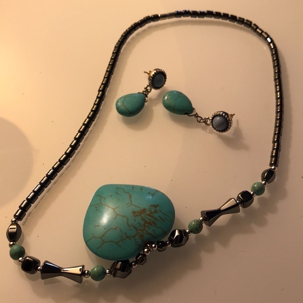 Turquoise central heart necklace with matching pierce earrings 16 total inches - Picture 4 of 4
